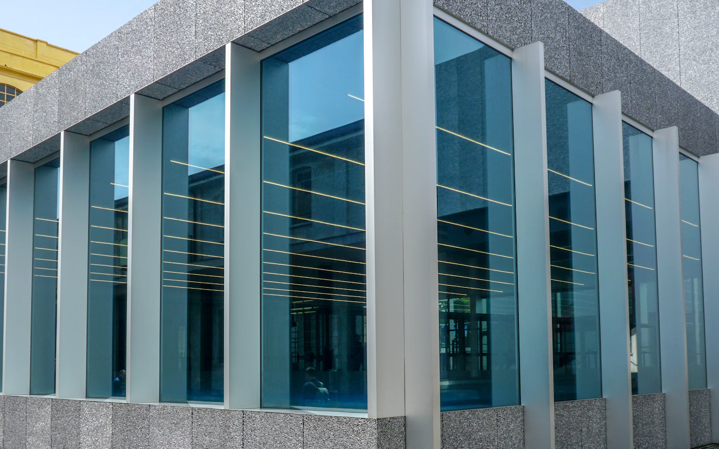 Façade vitrée d’un club de sport moderne, de jour